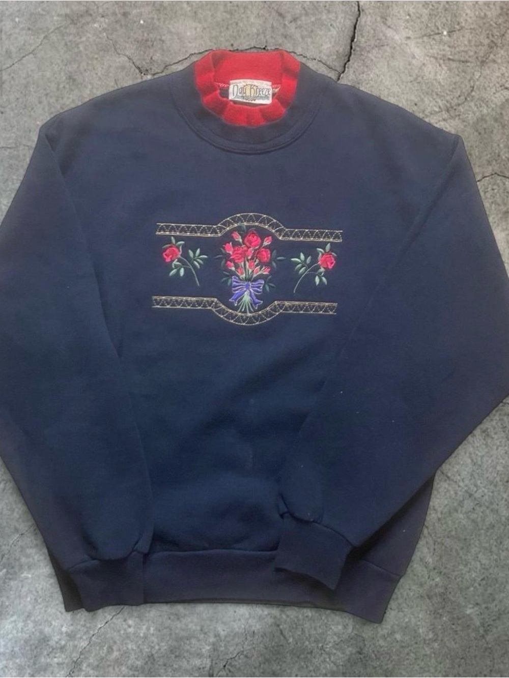 90s Embroidered Rose
Crewneck Sweatshirt
